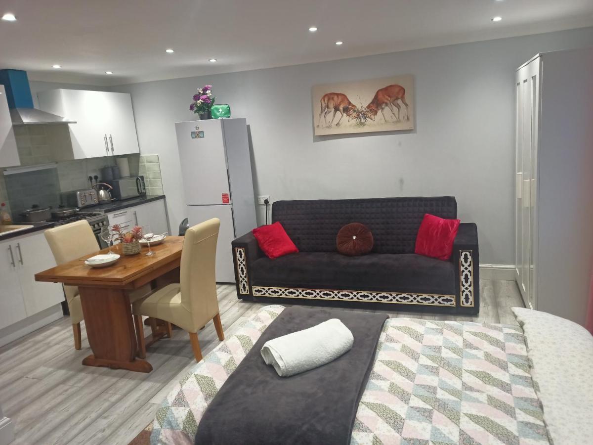 Homey Studio In Newport Perfect For Couples & Travelers Exteriör bild