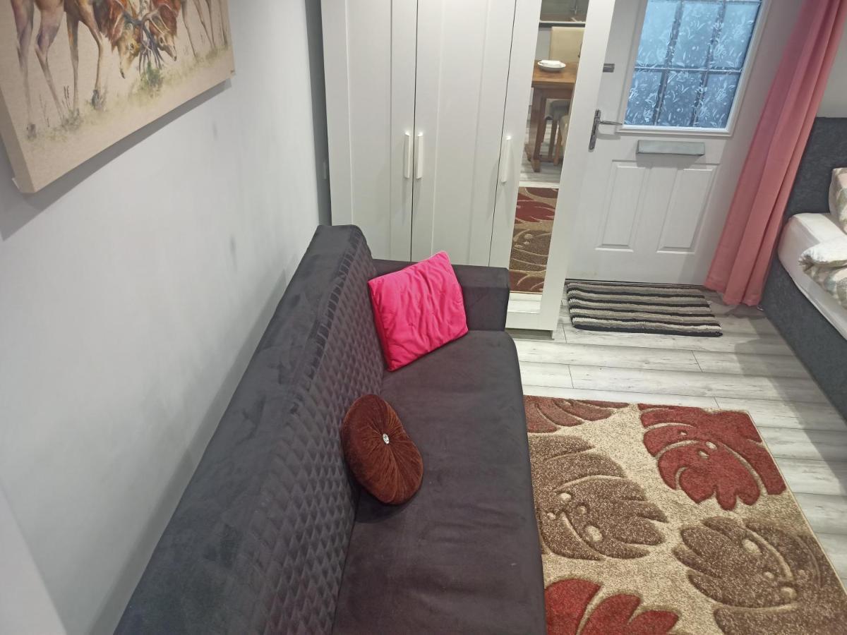 Homey Studio In Newport Perfect For Couples & Travelers Exteriör bild